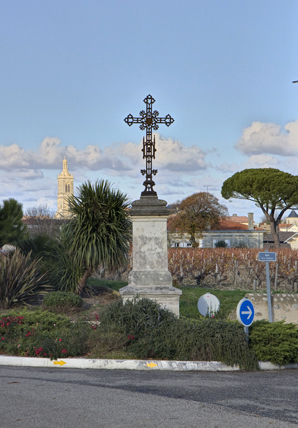 Situé à l’entrée du bourg de Saint-Estèphe, face à la Mairie, il est constitué d’une très belle croix en fer forgé.