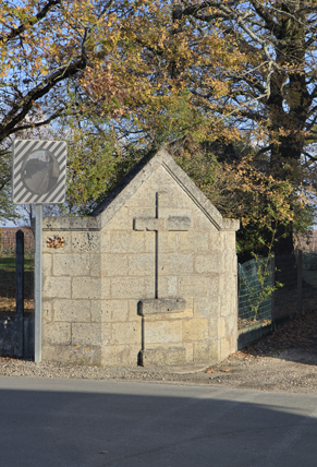  Leyssac est le second bourg important de la commune. Il fut même à une époque rival du bourg de Saint-Estèphe avec ses propres écoles, commerces, sa chapelle et sa fête de village. Cette croix est située à proximité de la chapelle de Leyssac