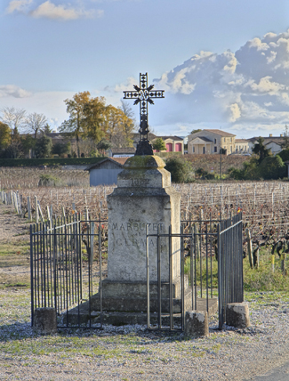 La croix de Marbuzet est situé au croisement des routes des hameaux de Marbuzet et German, qui forment ensemble un grand village. 